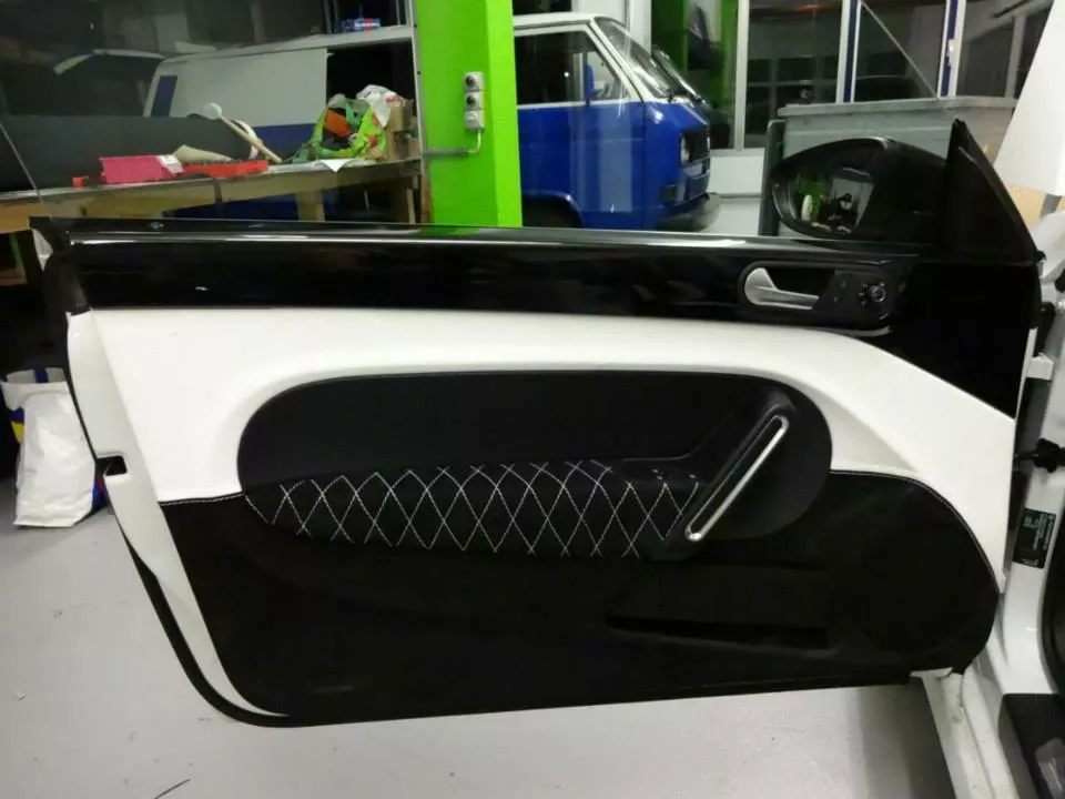 Sattlerarbeiten für Autotühren Verkleidungen